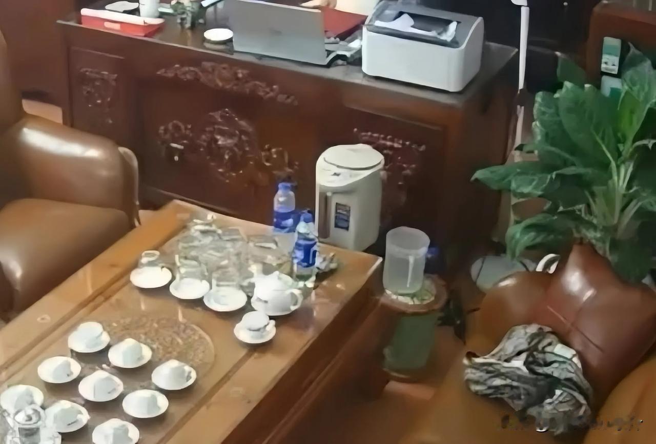 11月初，几段视频在越南的社交平台上迅速扩散，在这几段视频中，都有一位西装革履的