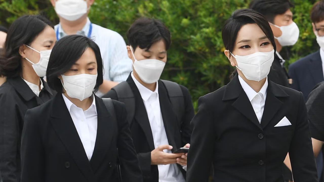 “影子秘书”遭禁出境，金建希“名牌包疑云”持续发酵韩国总统尹锡悦夫人金建希涉