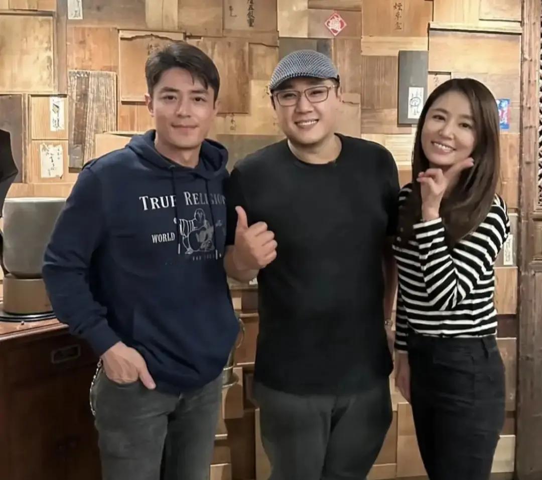 林心如霍建华，又被“偶遇”了。这次在台北米其林餐厅。霍建华贴身指导服务员用