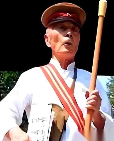 2016年8月15日，91岁的日本老兵八儿雄三郎在东京靖国神社门口对中国记者放话