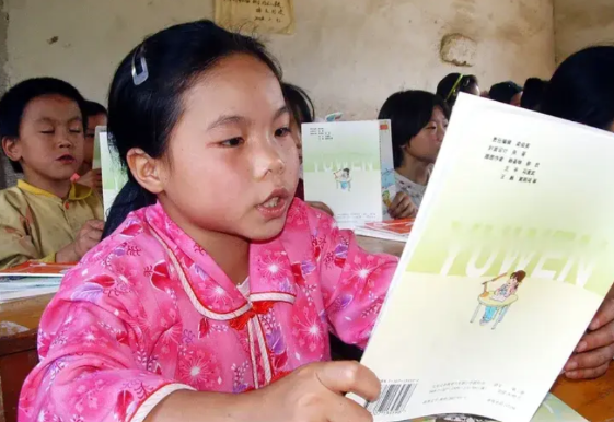 某一小学四年级的学生，在上课时举手，说要上厕所。老师说:上课时间是不允许上厕所的