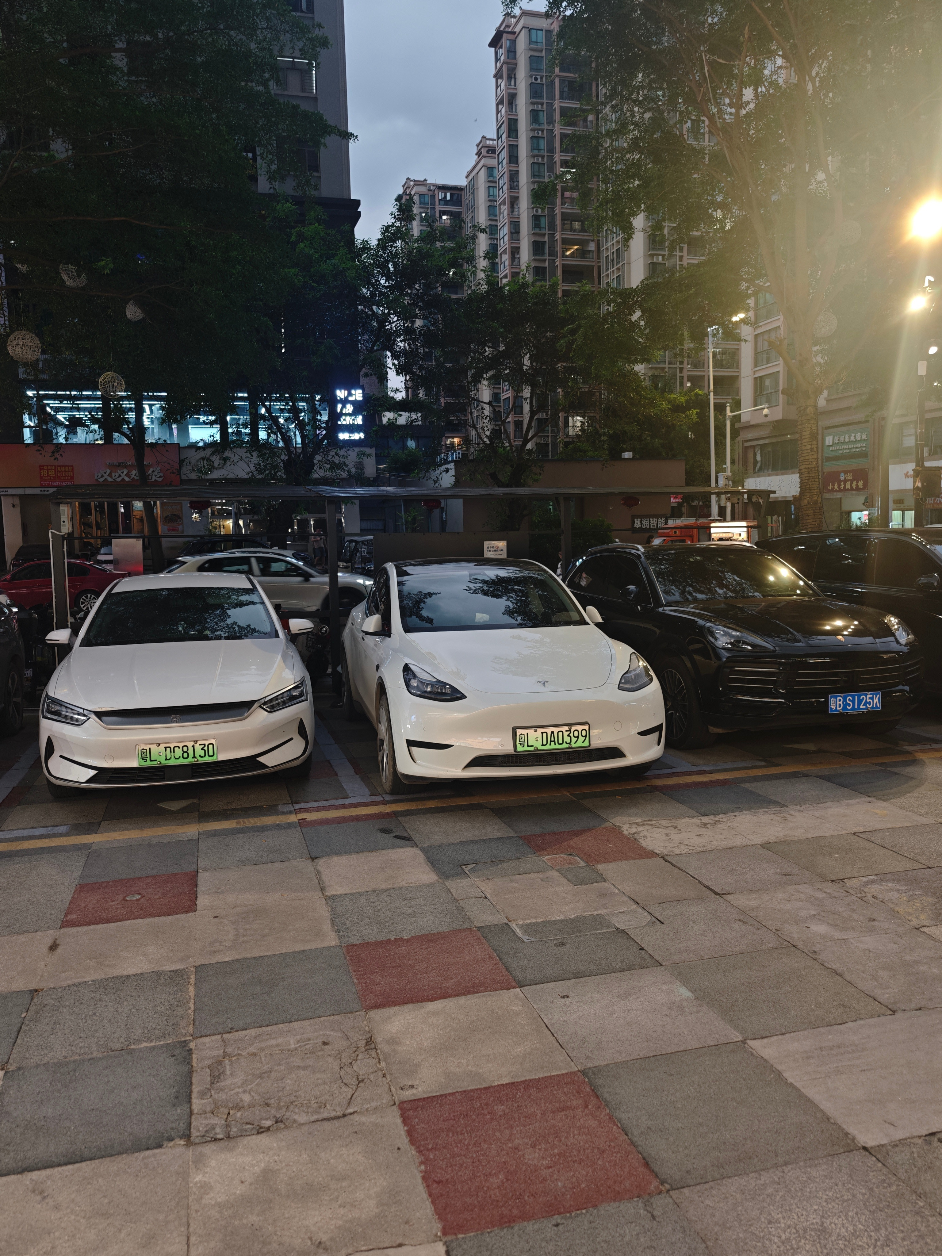 忽然恍惚了，还想了一下中间那台是轿车还是SUV[捂脸哭]​​​