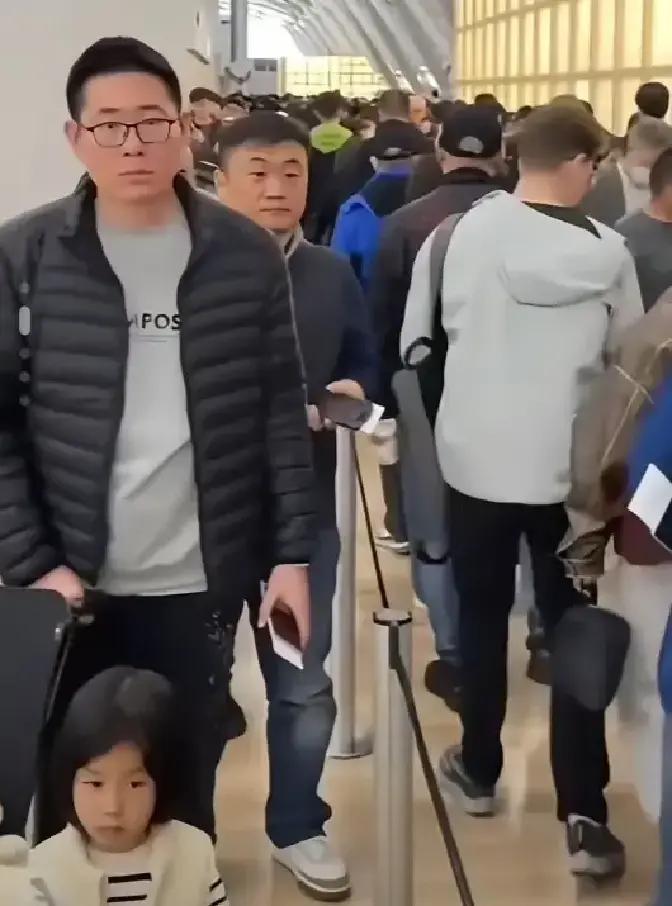一觉醒来，全是归国的游子，日本机场全是中国人，排成了长龙，里三层外三层，有些人其