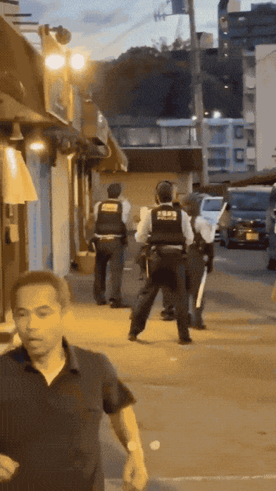 极其罕见：日本警察当街击毙60岁持刀男子！8月4日晚上7点左右，日本长野市木户西