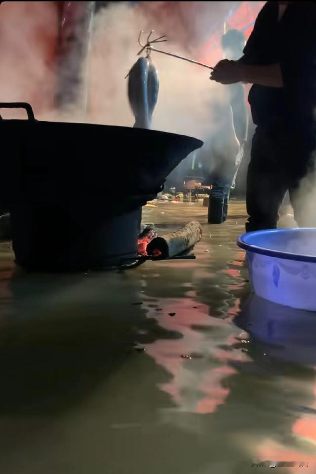 洪水来了，也得把喜宴办下去，日子定好了不可能会改，除非地球爆炸，佩服广西，下刀子