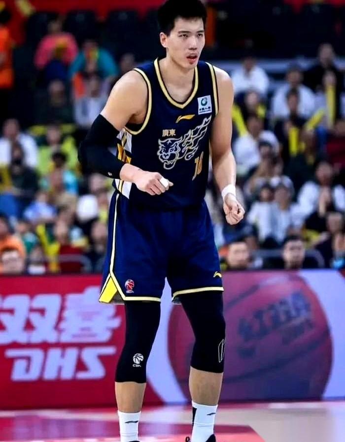 那个身影终于出现在了东莞的球馆里。焦泊乔，回来了。就在广东队内线用人最紧张的