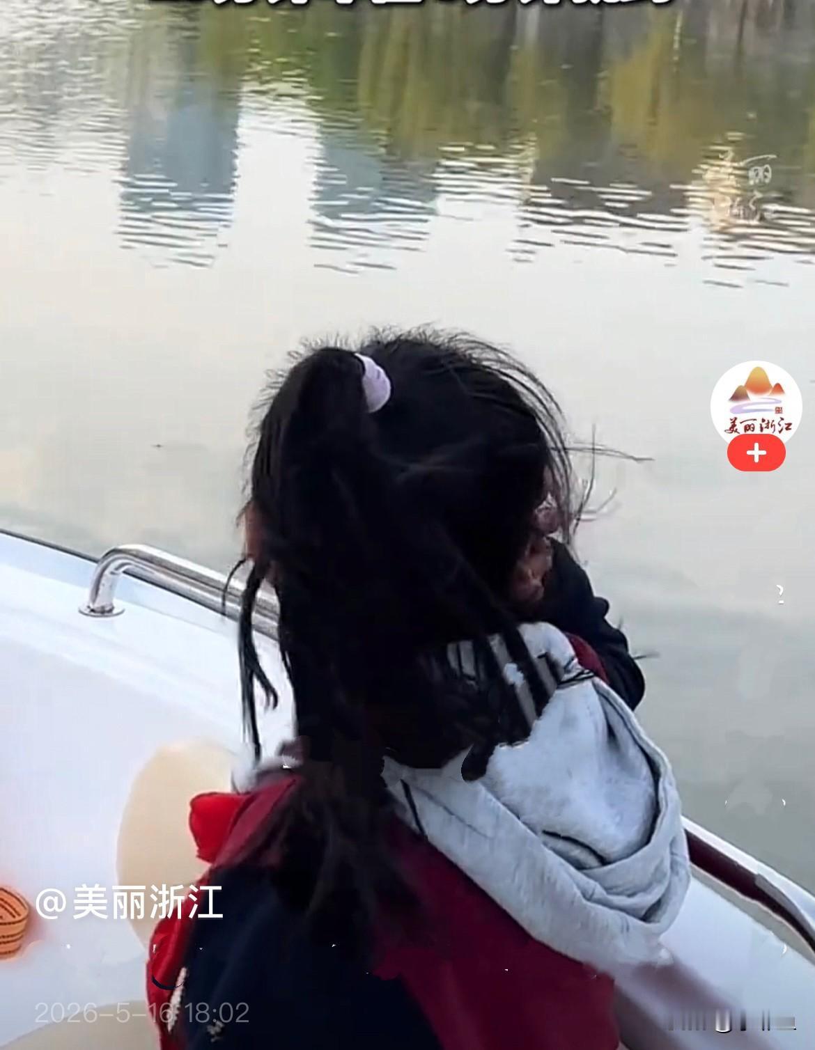 别人开车接送孩子，他开船……近日，浙江嘉兴徐先生开船接送女儿上下