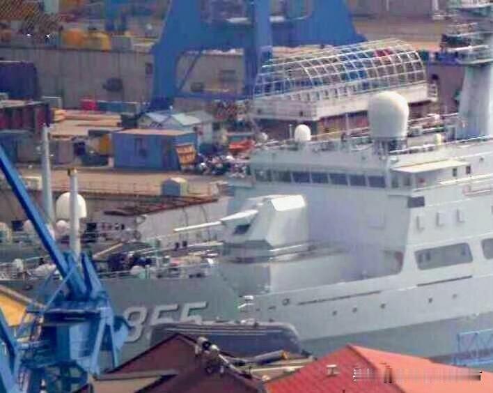 [呲牙笑]新型155mm口径舰炮又露面了啊，看来“口径即正义”，越来越大了。从侧
