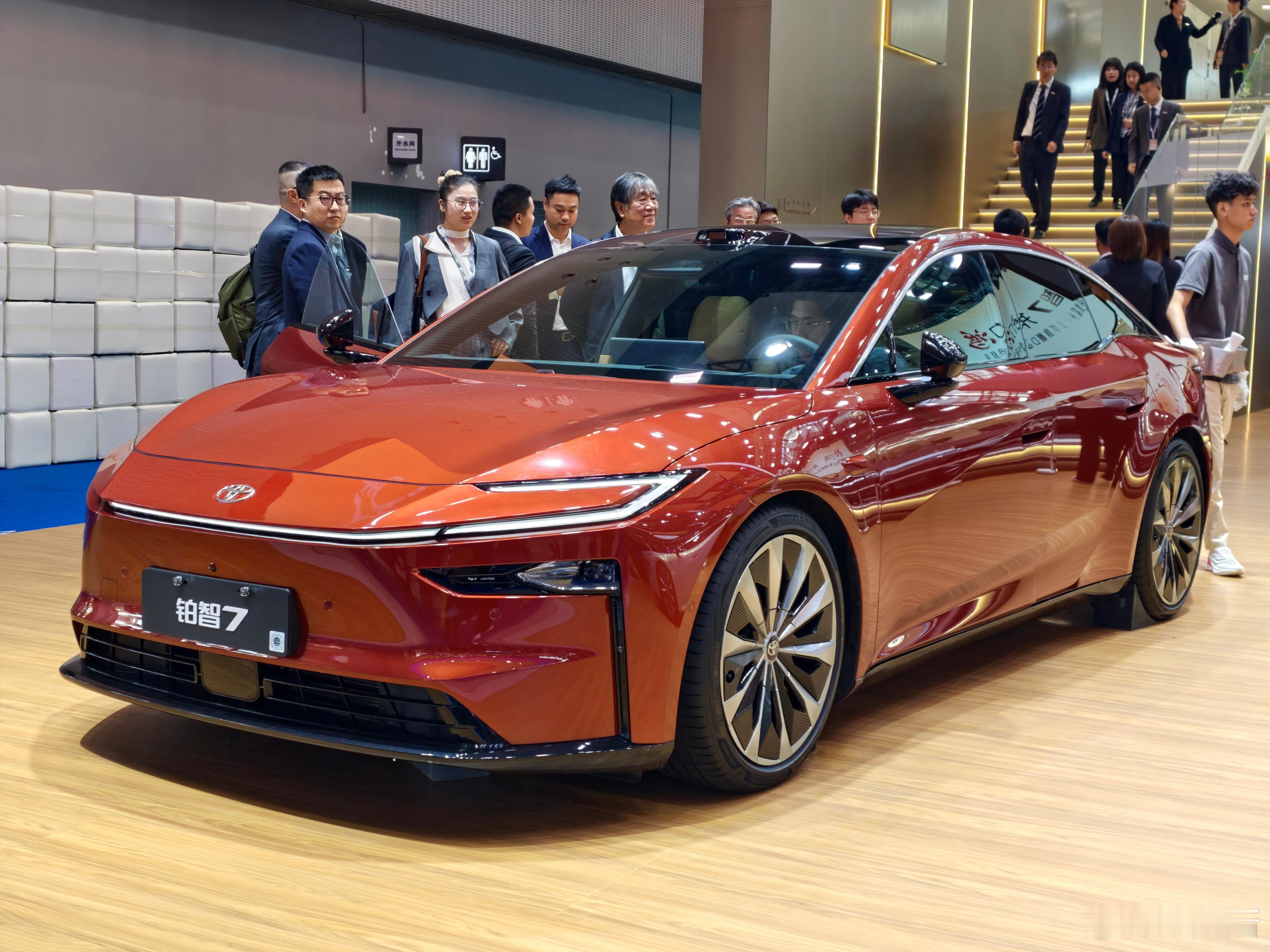 广汽丰田铂智7昊铂A800的丰田版搭载鸿蒙车机大家觉得这个车怎么样？