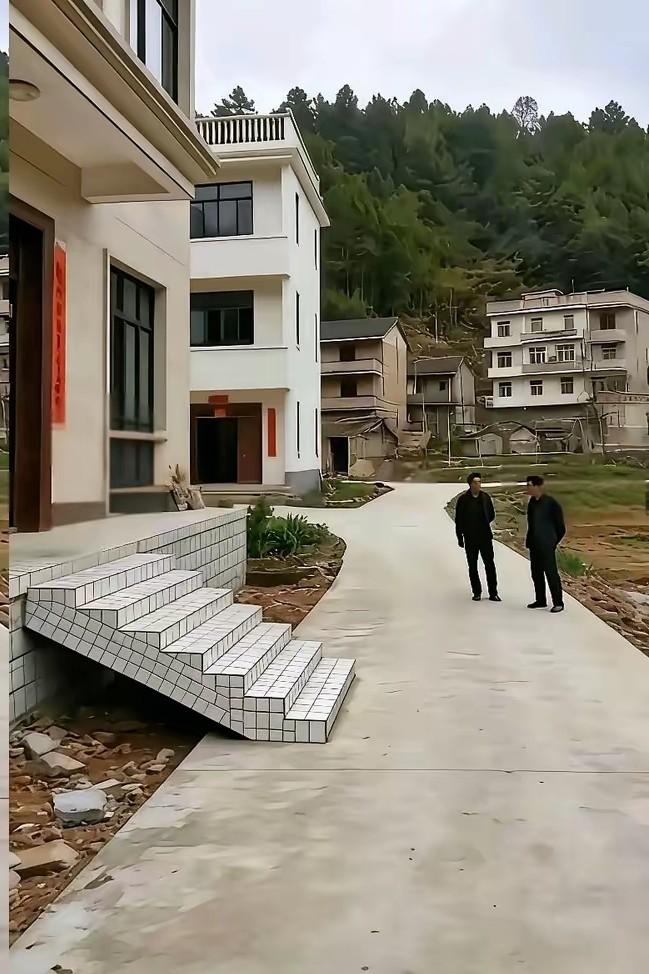 大家来评评理，这家人把自家门囗的台阶修到公里中间合理吗？现在的农村怎么还有这样的