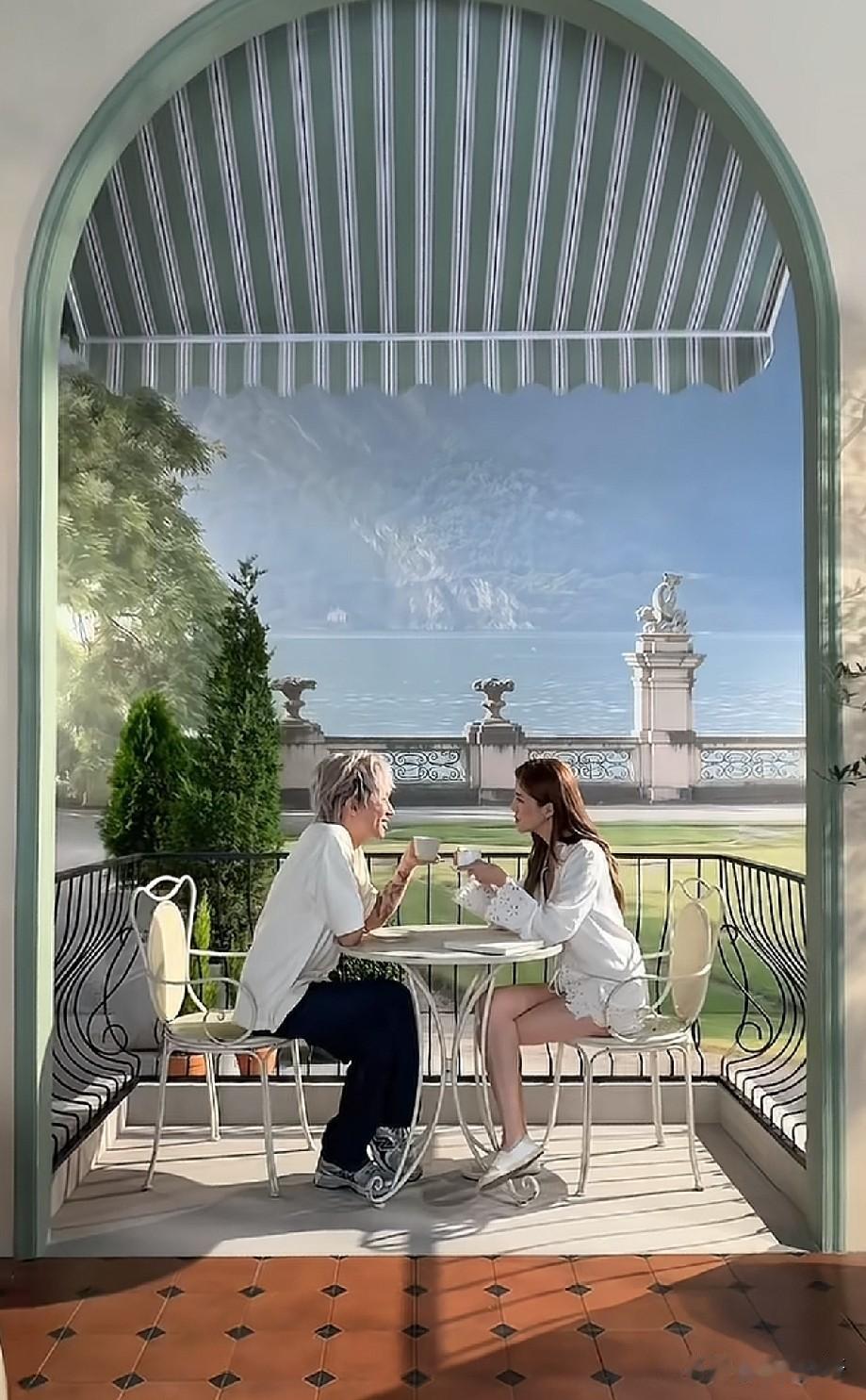 吴千语与闺蜜马天佑同游科莫湖，氛围感拉满像油画吴千语与造型师好友马天佑一同