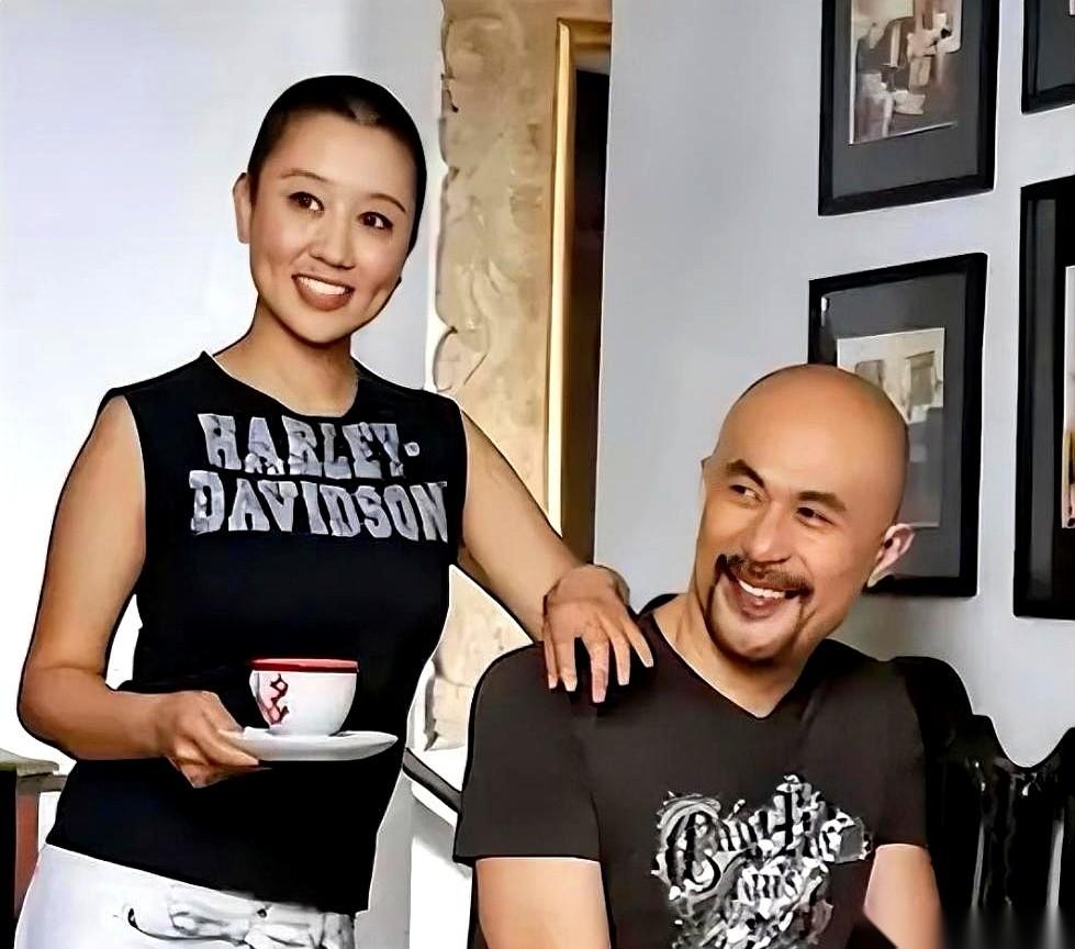 94年，云南机场，一队女兵。一个演“鳌拜”的大汉，两眼放光，箭一样冲过去，对着