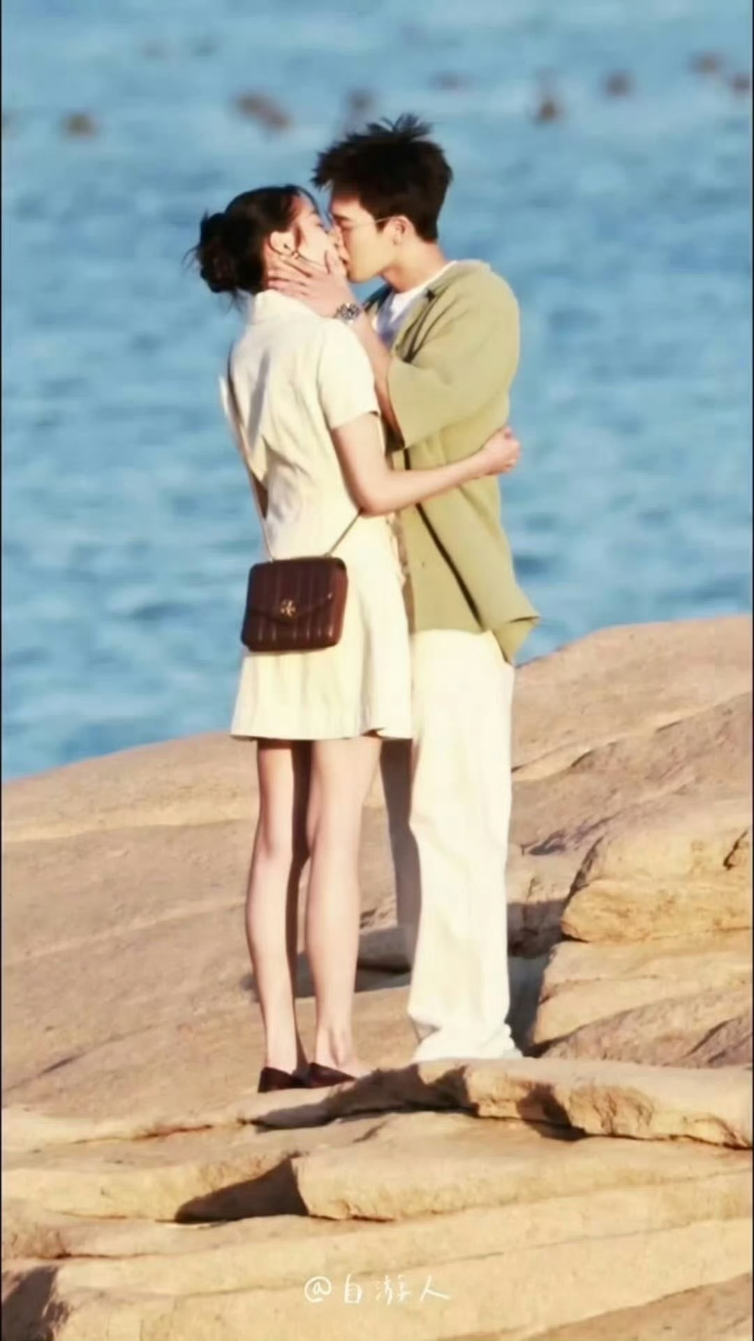 关晓彤李昀锐海边吻关晓彤李昀锐海边吻戏路透，好浪漫[爱心]​​​