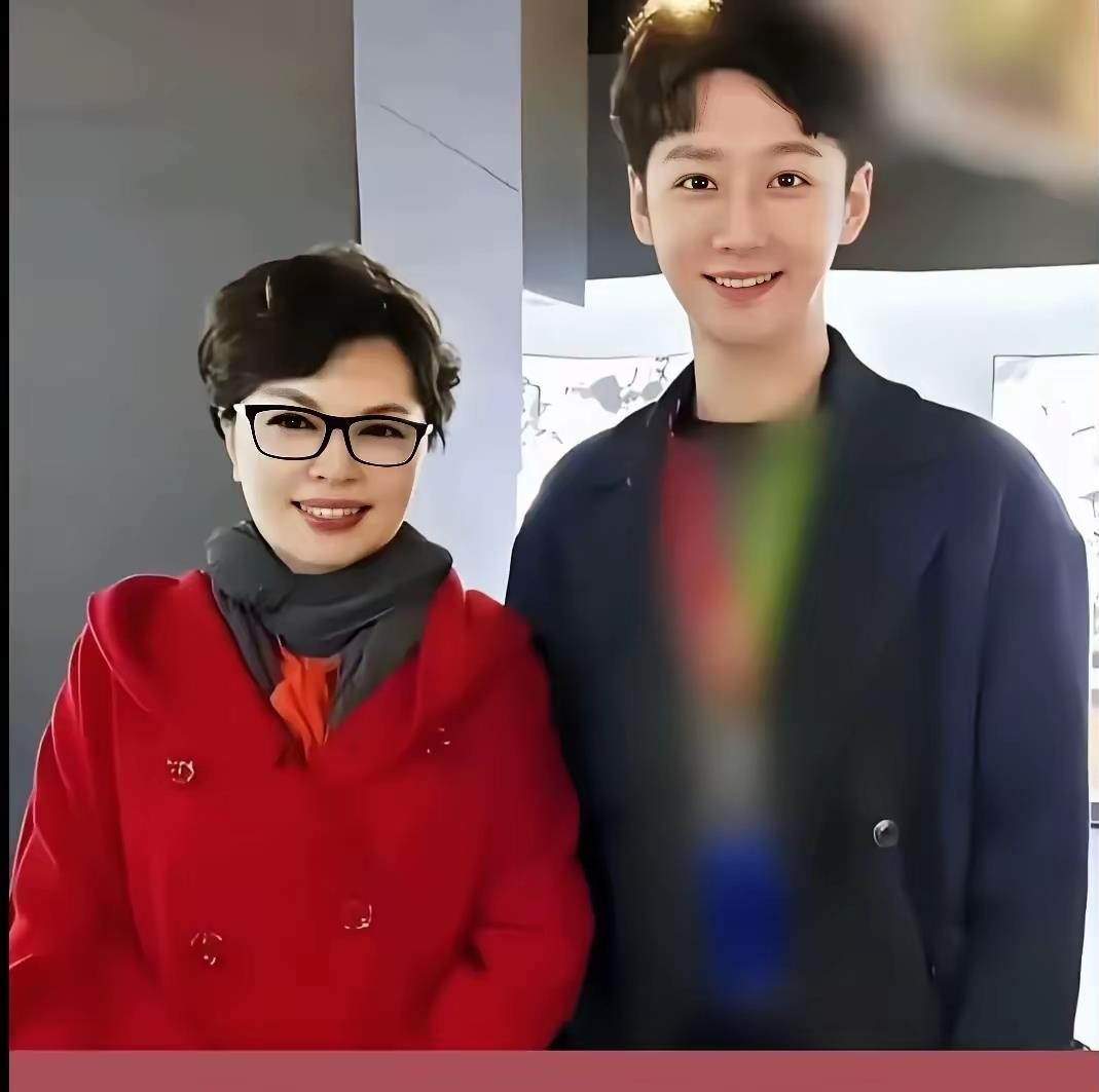 水均益的女儿水亦诗，确实长得漂亮又可爱，而且跟爸爸就像一个模子刻出来的。2012年她考上中传播音主持