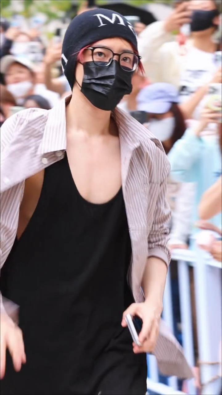 侯明昊你怎么带着奔驰就来上班了好慷慨的男菩萨！！！侯明昊低领背心露胸肌侯明昊带着
