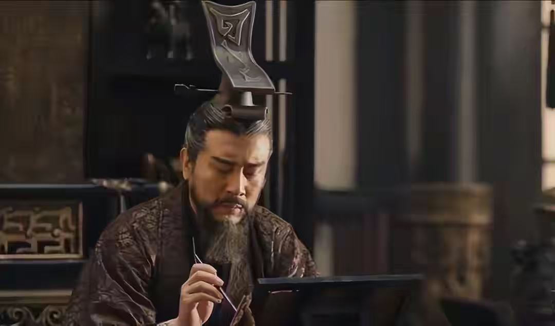 26年，病重的曹丕紧握住长子曹叡的手，将他立为太子，拼着最后一口气说：“你做了皇帝，要好好对待你弟弟