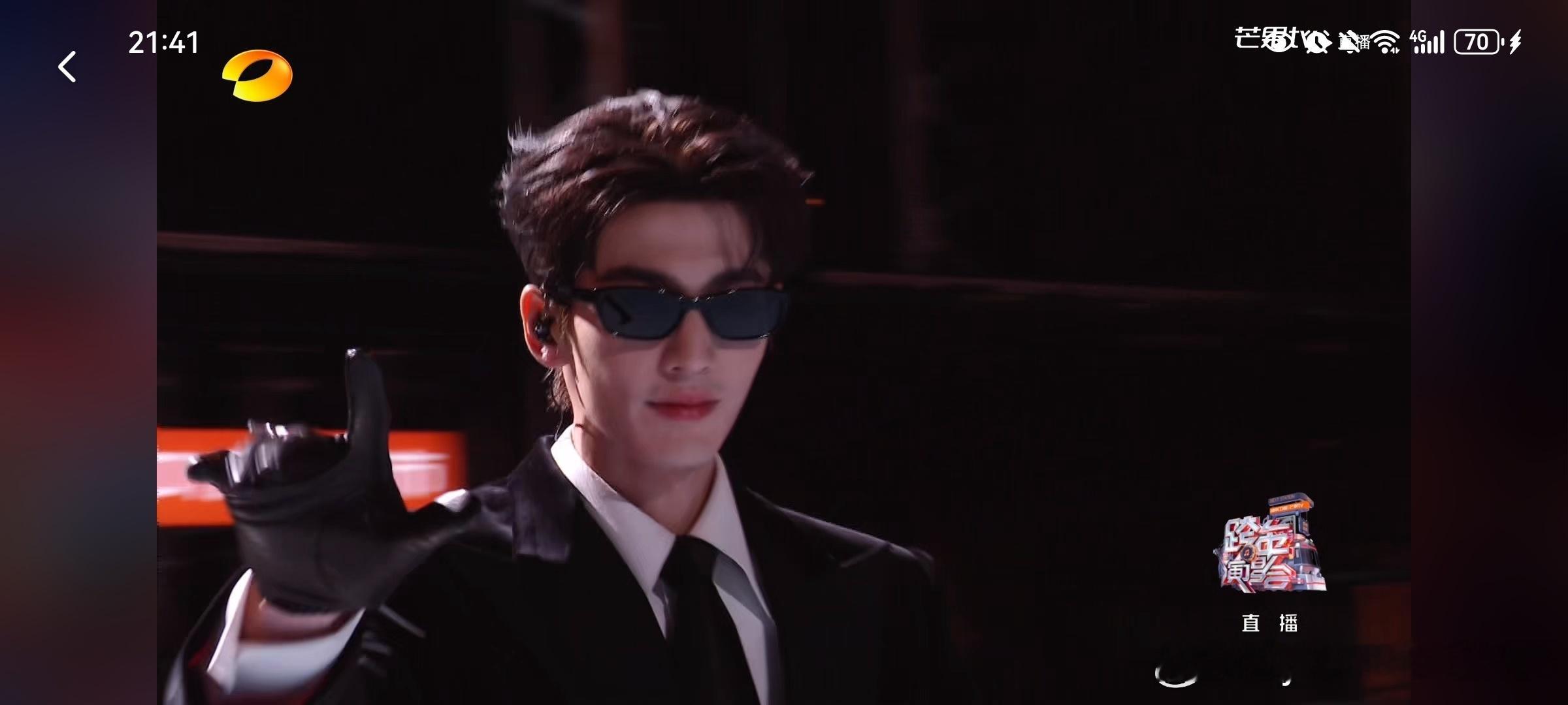 被张凌赫帅死了没开玩笑救命！张凌赫这波造型杀疯了，每一个镜头都直戳心巴，颜值天