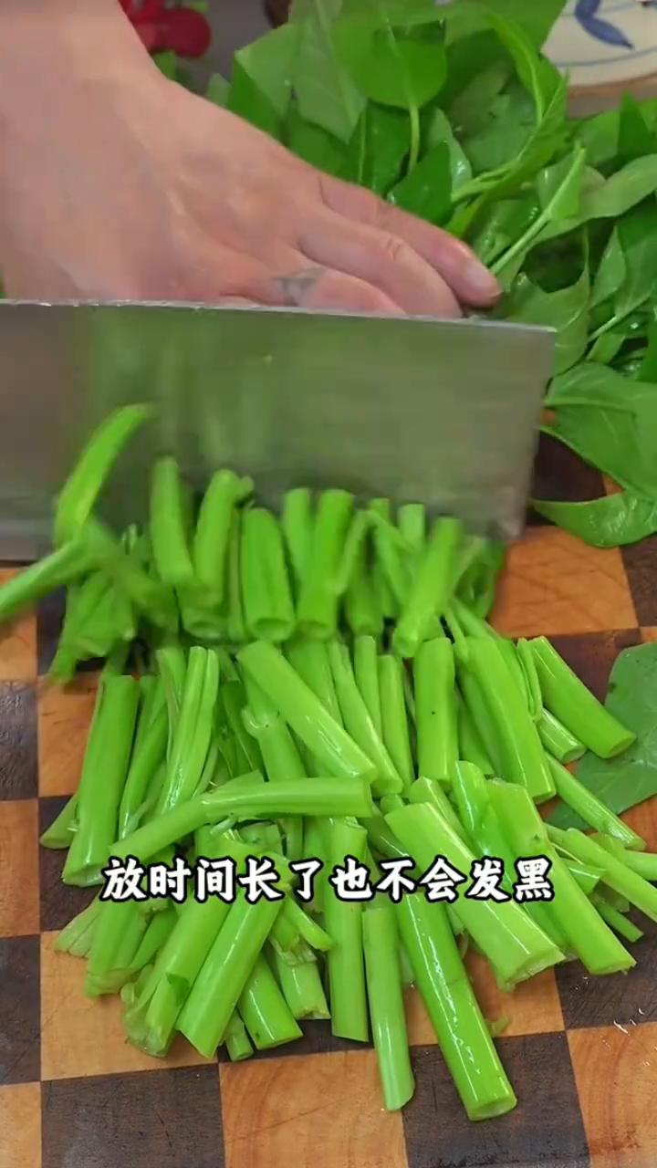 很多人炒空心菜都是直接下锅炒，炒出来不是发黑就是发黄。今天教你一个酒店大厨的方法