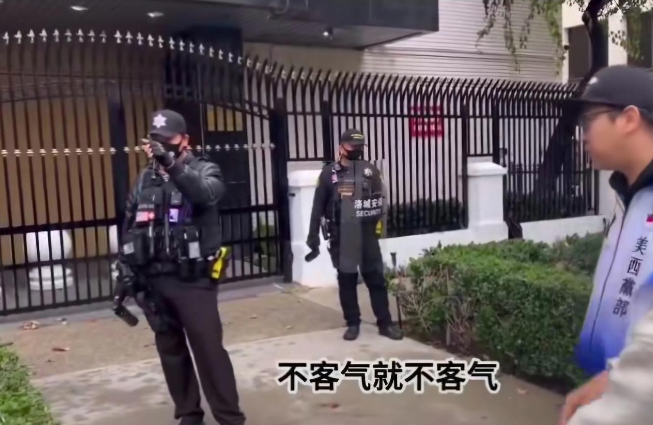 安保大哥“单枪匹马”斗独蛙，激起蛙声一片：救命啊，救命啊！近日，游手好闲的旅美