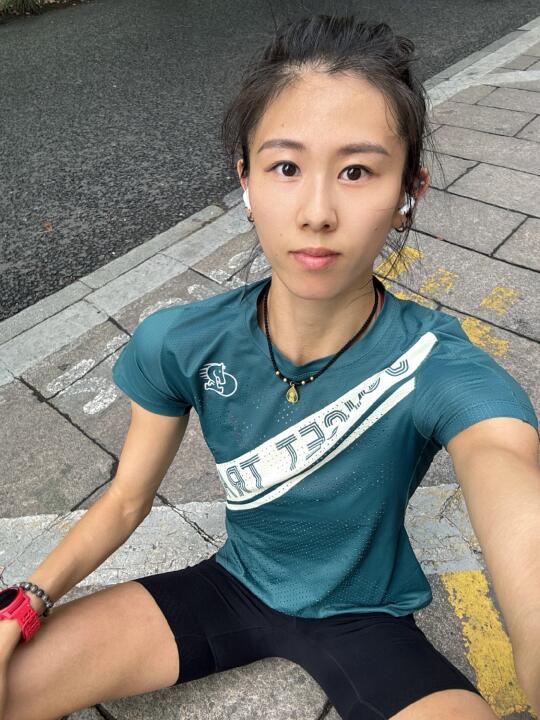 除了我，这个世界还有很多女孩在一个人跑步