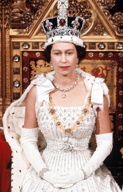 【伊丽莎白二世女王今天本会迎来100岁生日】一个世纪前，一位女性的诞生，她后来成