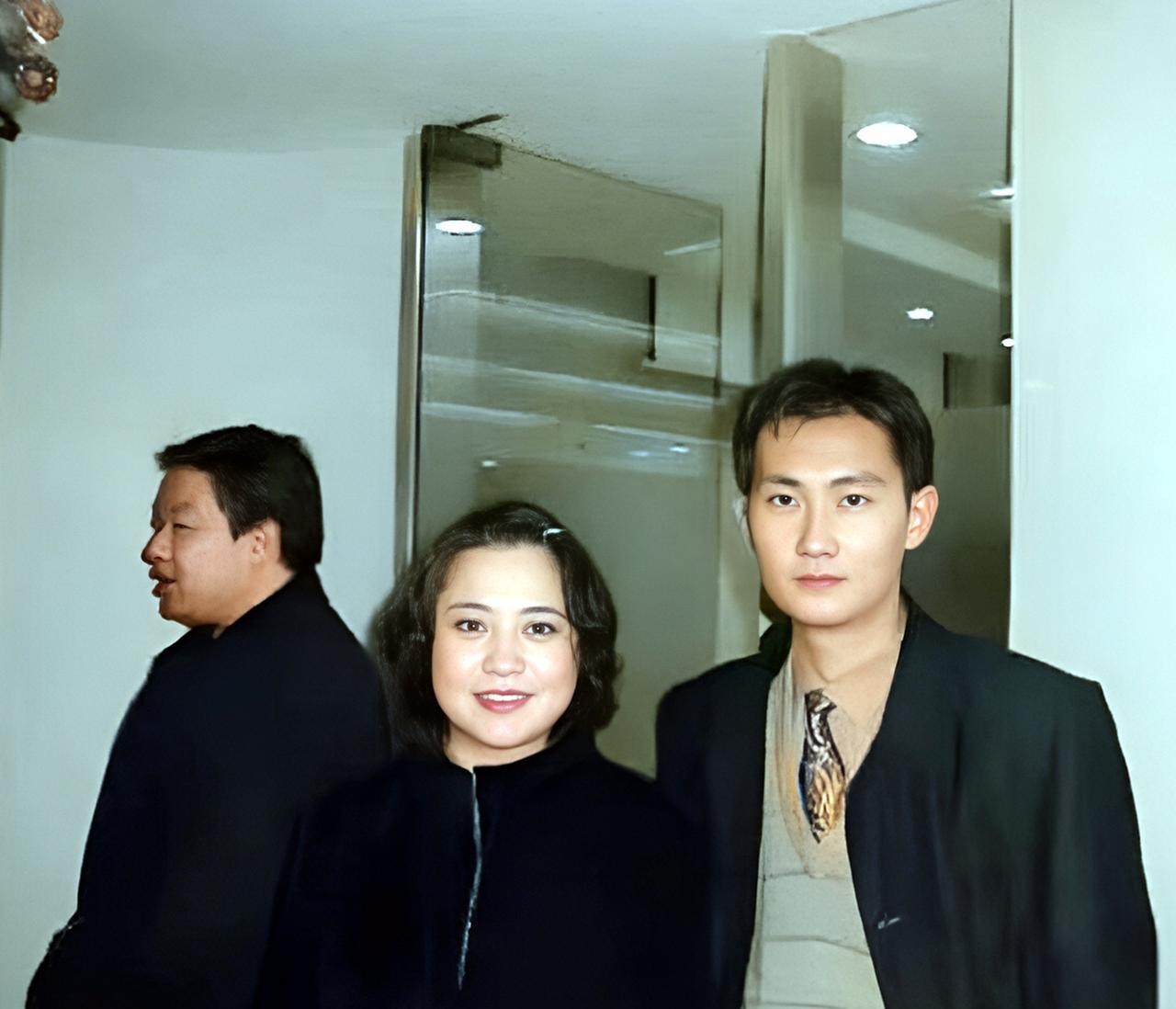 《低调王者马化腾：30岁缔造腾讯帝国，神秘商业传奇背后的“不争哲学”》
