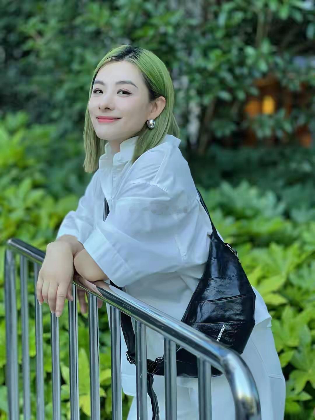 46岁刘璇分享近照，身穿白衣染绿发，和绿草绿叶融为一体好清新​​​