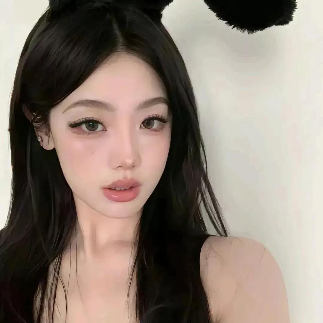 美人如画，笑靥如花。