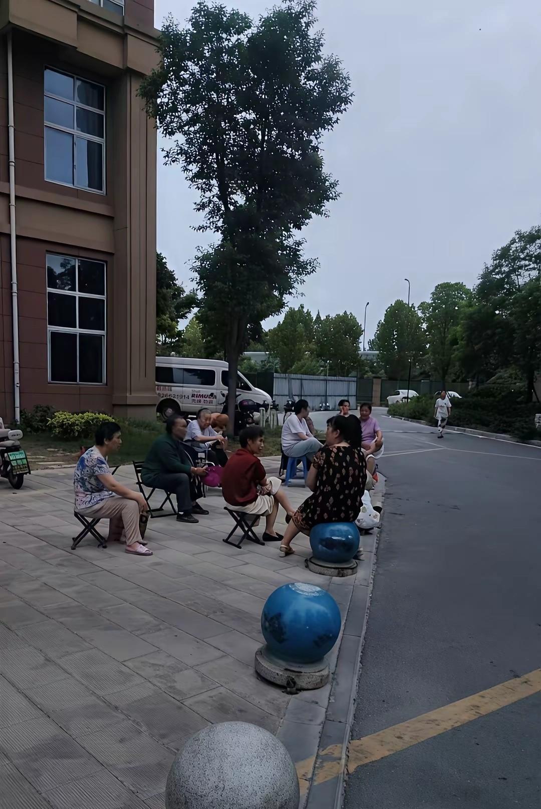 发现了一个问题，大家发现了吗？每个小区都有这样的人，这些人也不跳广场舞，家里