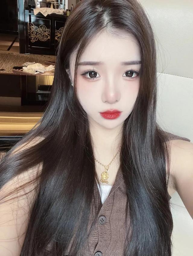 笑话：小李去商店买烟，他递给老板一张百元大钞说：“老板，来包20块的烟。”老板找