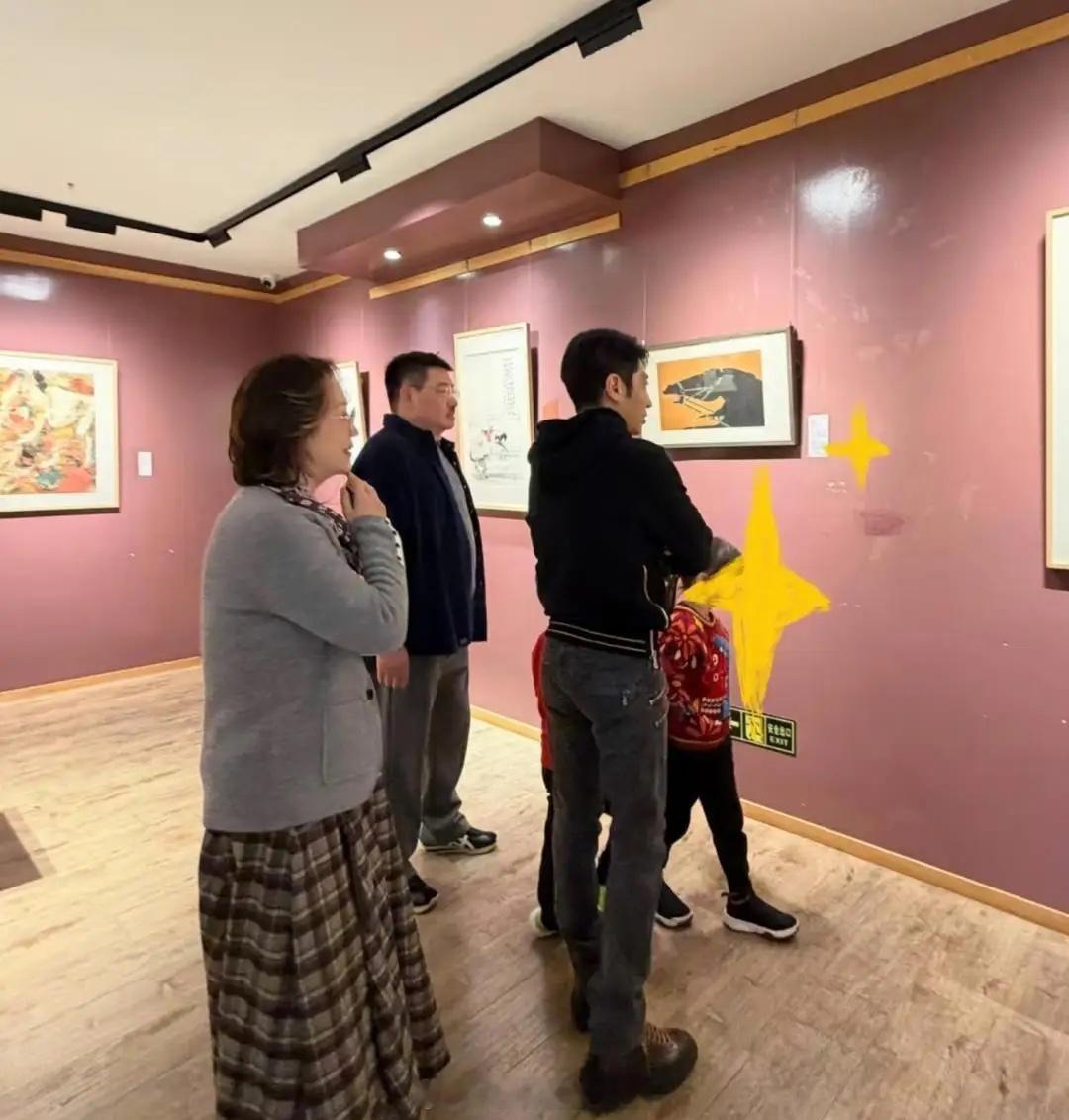 撒贝宁携妻儿带一对7岁龙凤胎孩子武汉给父亲拜年，他打扮休闲，他身穿一套军绿色的休