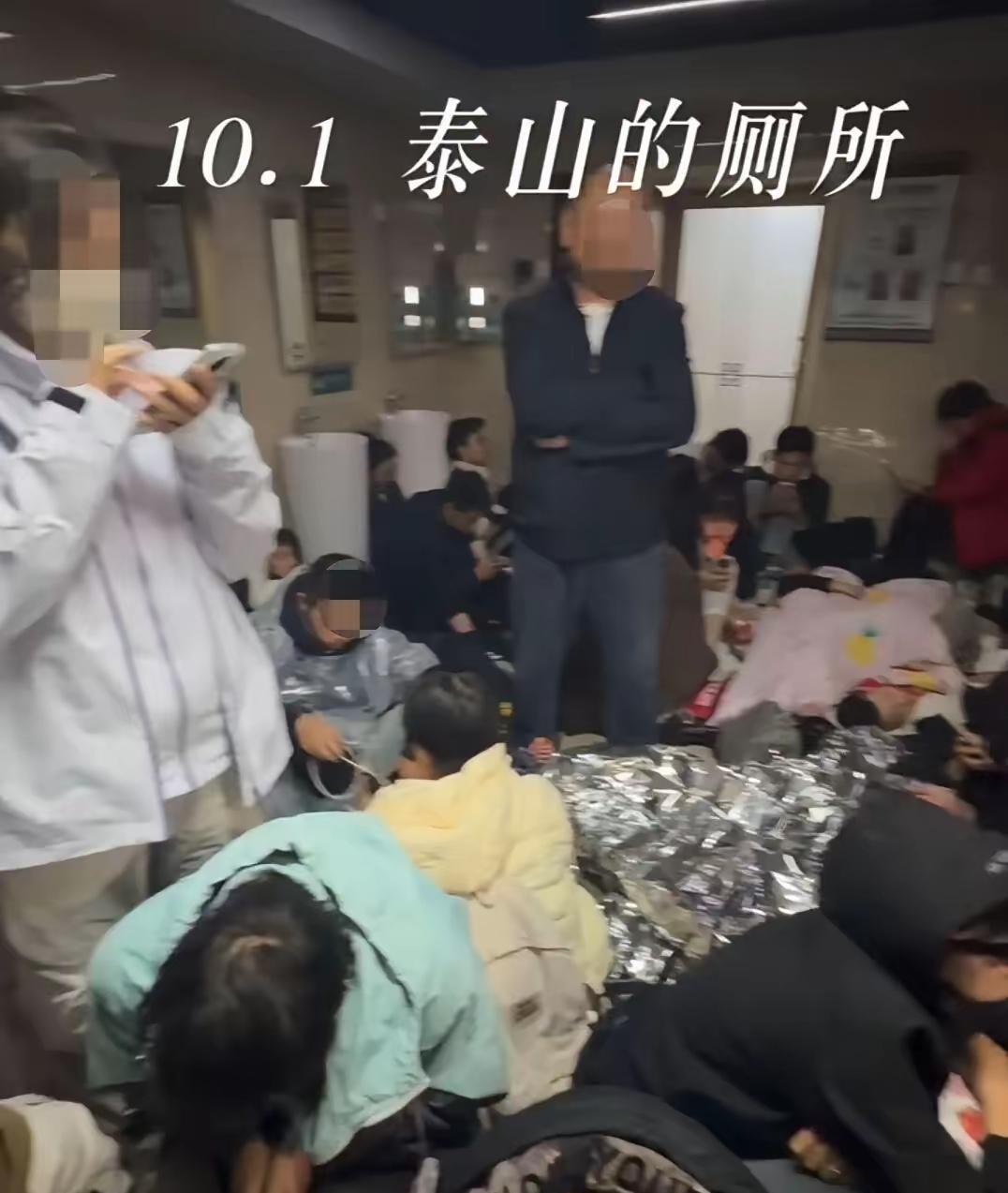 你别说，你还真别说，冒雨登泰山这事儿，还真叫人佩服！真心不明白有些人对爬