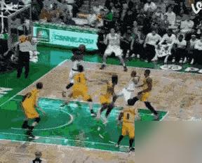 别再说他老了。这跟年龄无关，是选择。看看这画面：湖人落后19分，他在三分