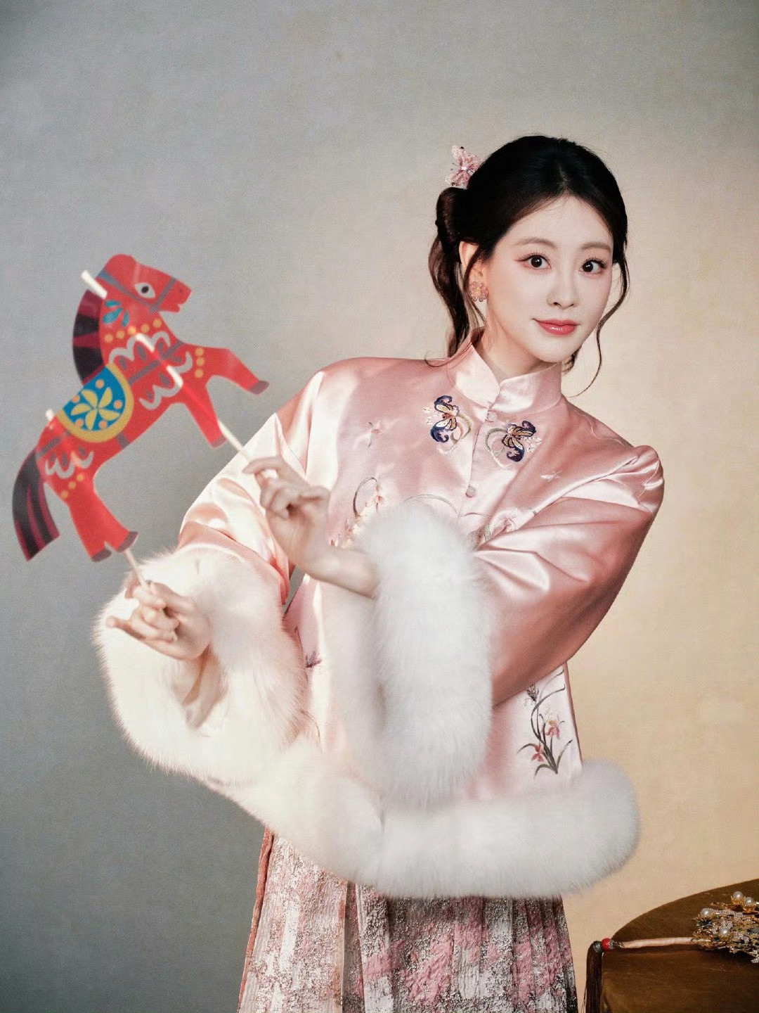 祝绪丹哇哦今晚可以守着电视看祝祝两个节目了