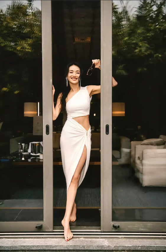 舒淇，168cm，光脚站门口，这笑容好有感染力，完美脚型，脚指甲颜色很显白的，你