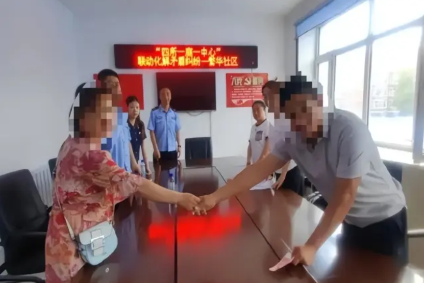 黑龙江嫩江，男子将暂时用不上的4个雪地胎放在楼道里，物业联系他让他挪走，可男子几