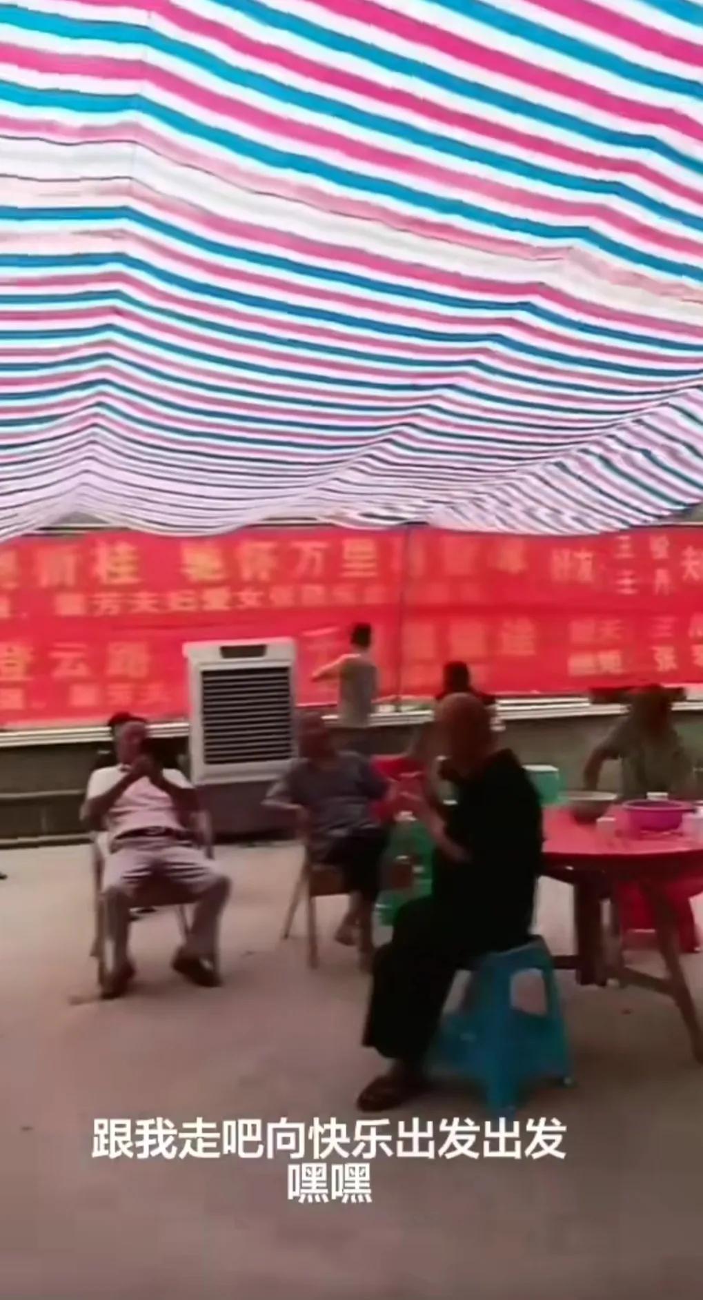 看了宜宾升学宴现场，刚开始这里是用篷布牵好的，害怕吃到一半开始下雨，不过此时的篷