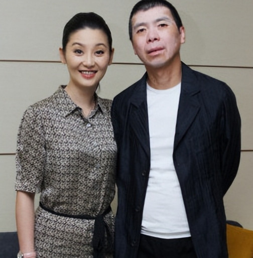 当年，冯小刚爱上了漂亮的徐帆，回家向妻子张娣提出离婚:“我爱上了别人，我们离婚吧