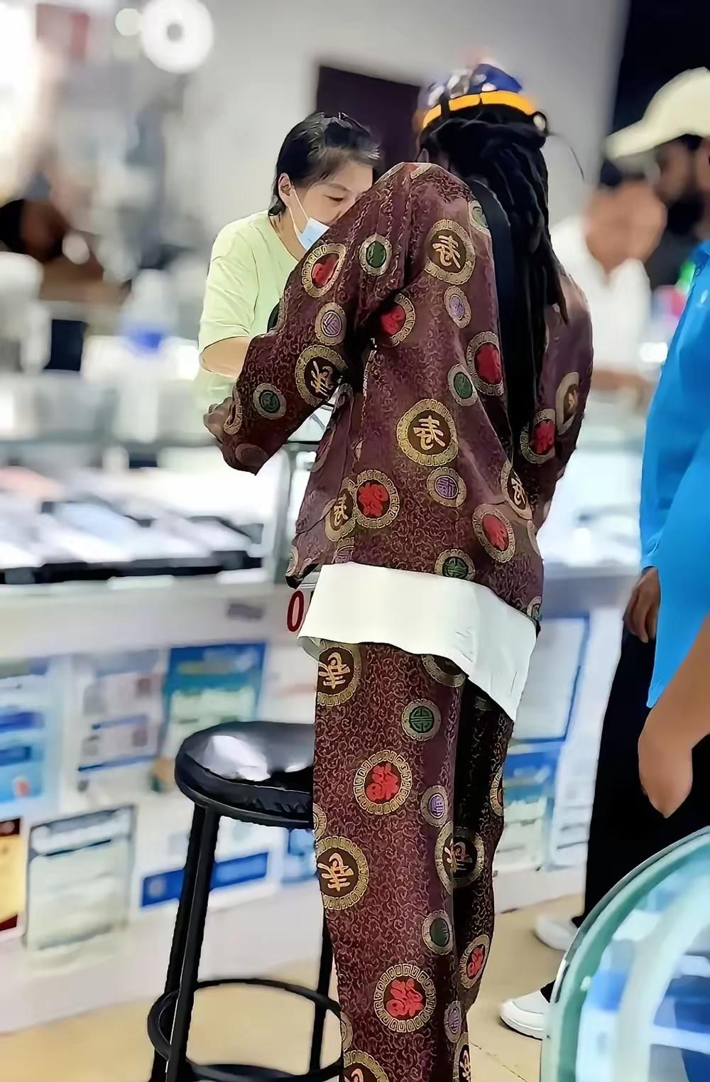 确实够离谱的，外国佬爱上我国的寿衣！近日，有报道说，美国唐人街的多家寿衣店，竟