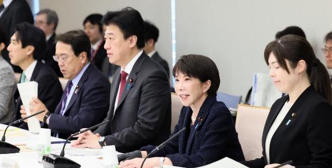 “如今中日之间的拉扯，不用纠结谁打得过谁。关键要看遭到中国制裁之后，日本还能扛多