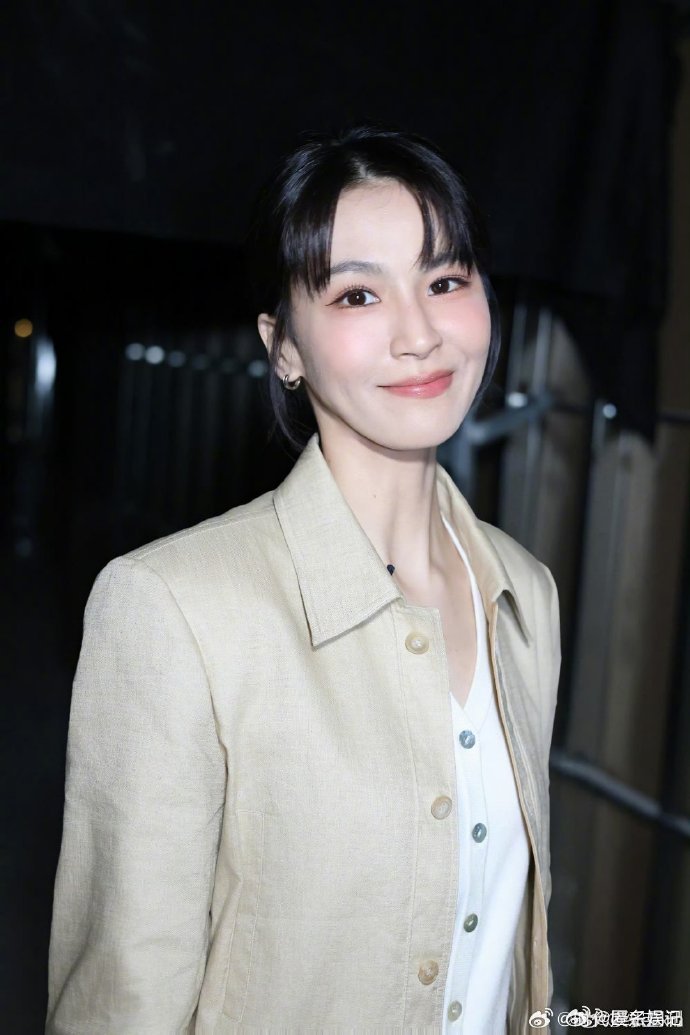 曾沛慈逆天比例曾沛慈的腿浪姐直播原相机直拍考验身材，曾沛慈依旧hold住，逆