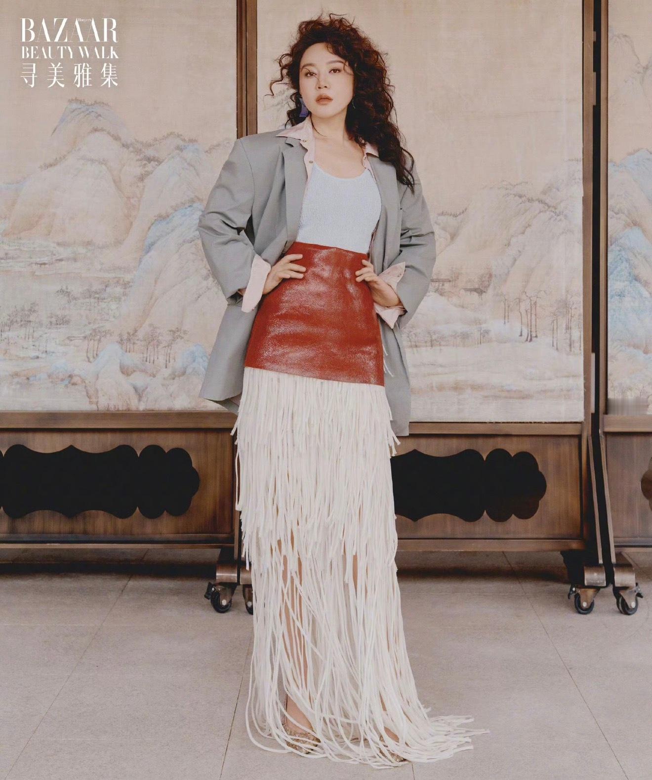 《时尚芭莎》为闫妮拍摄的一组西安大片被粉丝调侃，像“挂面裹果丹皮”，根本不懂闫妮