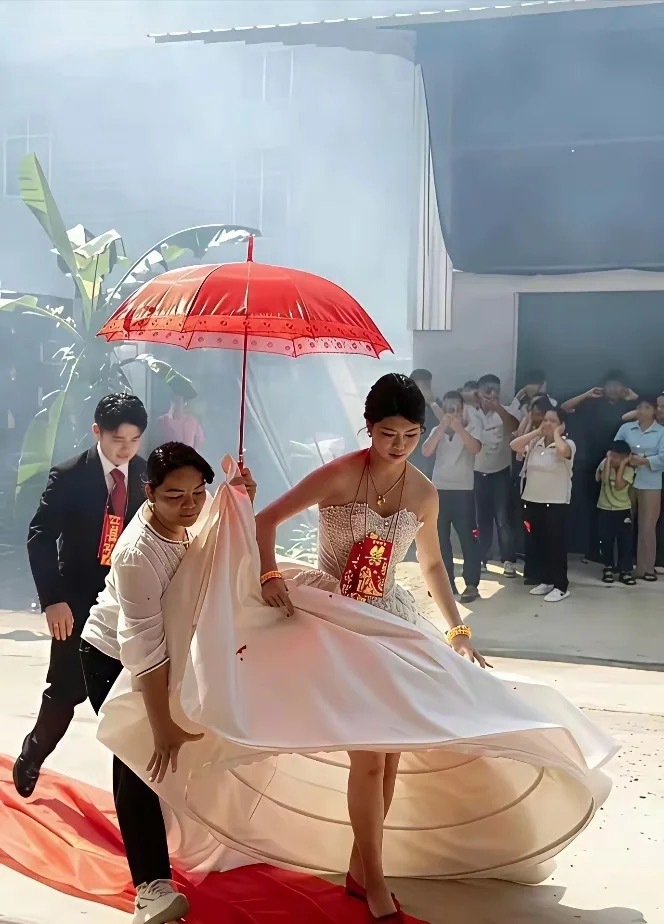 新娘子穿得这么随便啊