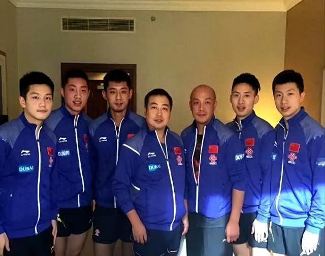 7位乒坛名将同框：我认出了樊振东，许昕，张继科，刘国梁，肖战，马龙，右二看上去有