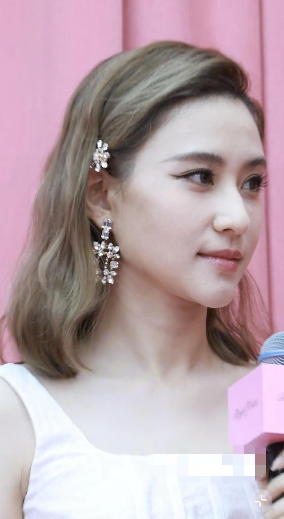 何超莲穿糖果色衣服冒充少女，体态怼脸拍根本不是少女！3月17日，何超莲现身杭