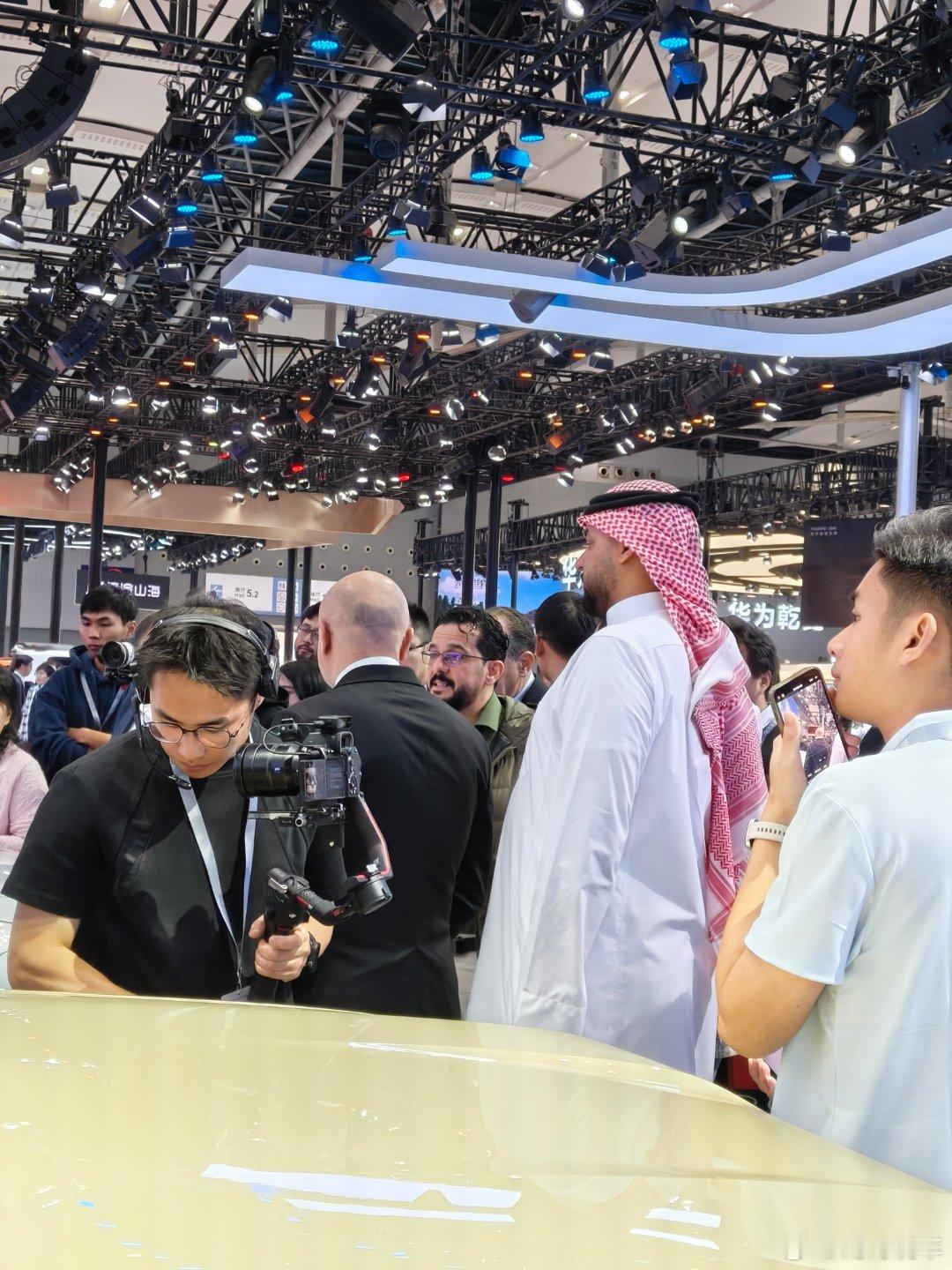 奇瑞展台好多中东人，头顶一块布，全球我最富，最富的人看奇瑞