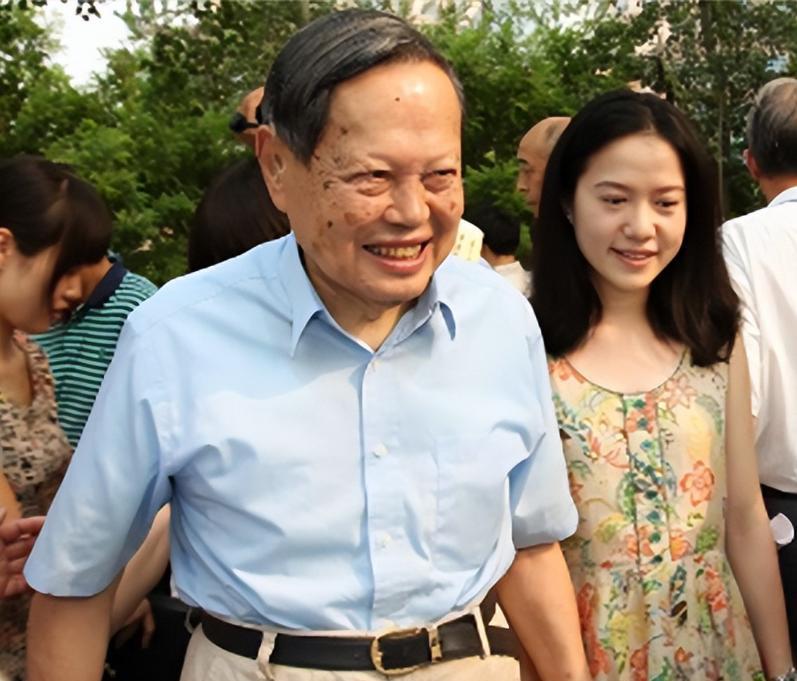 [点赞]100岁的杨振宁躺在床上，有气无力地喊了一声翁帆，本在旁边打扫屋子的翁