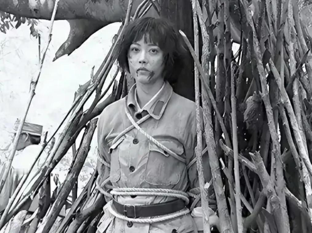 1950年，我军在甘肃逮捕一女匪首，竟是失散14年的红军排长。当战士们将她