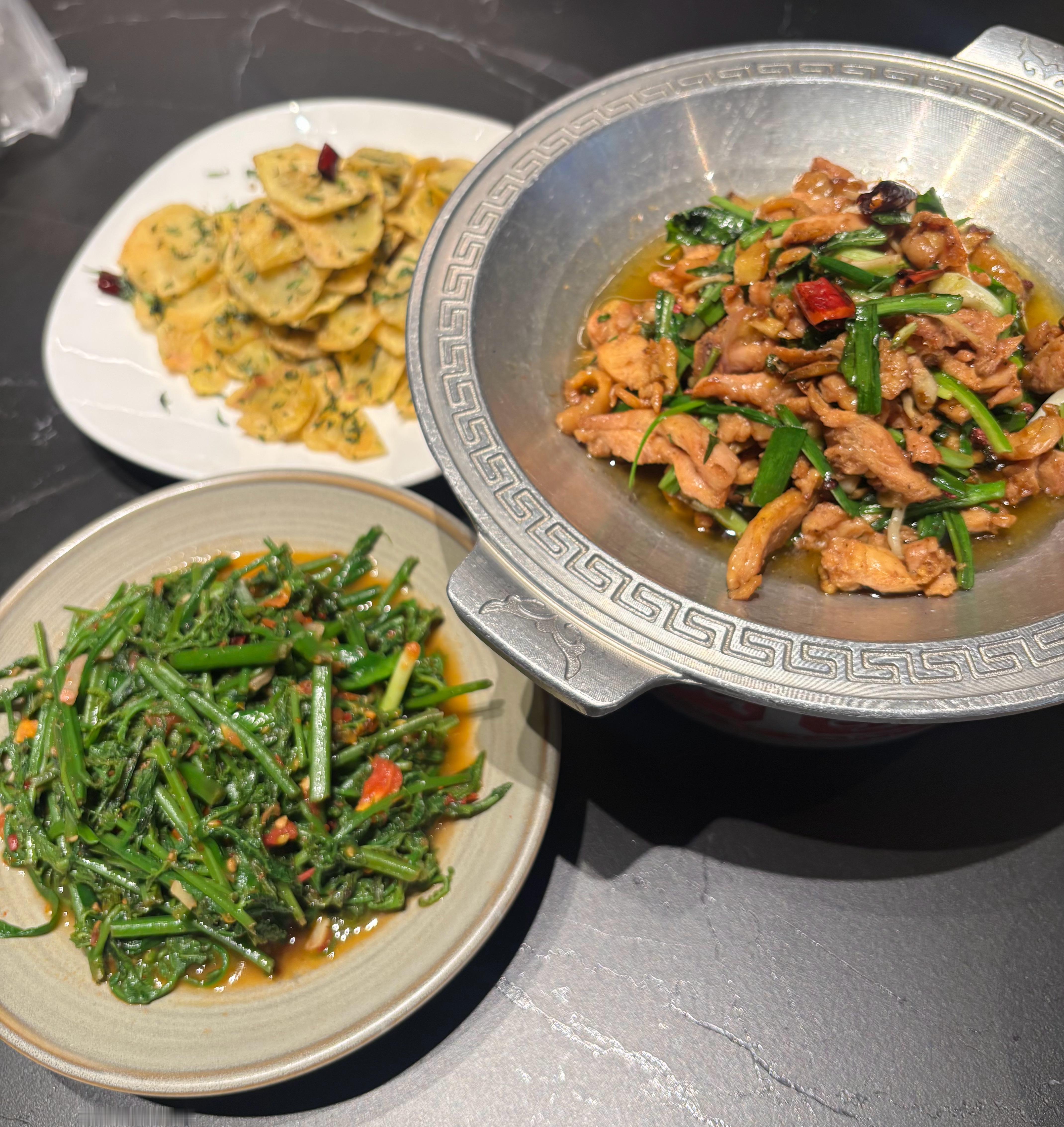 吃完这顿云南菜就回重庆辽​​​