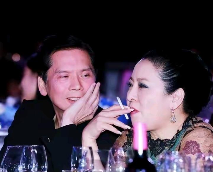 难以置信！向太在节目上透露，当年向华强和丁佩离婚的时候，没钱没工作，法院判他每个